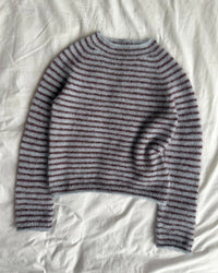 Frankie Blouse liegend – gestreifter Pullover in Blau und Bordeaux aus Isager Silk Mohair, Strickset von Wollmadame